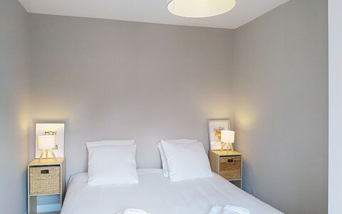 Dolce Vita: Cama, Diseño De Interiores, Lecho, Mueble, Habitación, Sábana, Pared, Suelo, Habitación, Techo