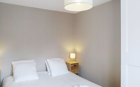 Dolce Vita: Cama, Habitación, Diseño De Interiores, Lecho, Sábana, Madera, Suelo, Techo, Habitación, Mueble