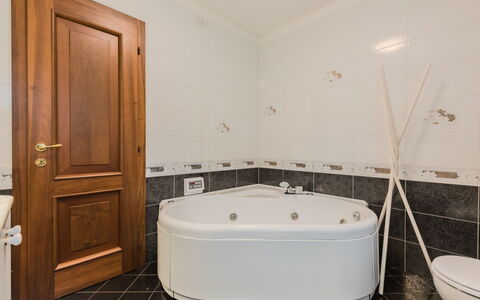 Sun: Piso, Arreglo De Tubería, Suelo, Diseño De Interiores, Madera, Baño, Bañera, Plomería, Grifo, Techo