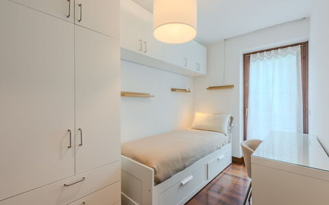 Sun: Mueble, Piso, Pared, Diseño De Interiores, Suelo, Madera, Habitación, Cama, Habitación, Estante