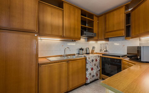 Sun: Cocina, Gabinetes, Madera, Piso, Mostrador, Aparato De Cocina, Electrodoméstico, Diseño De Interiores, Suelo, Habitación