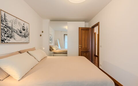 Sun: Mueble, Diseño De Interiores, Cama, Suelo, Piso, Pared, Habitación, Habitación, Madera, Techo
