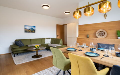 Family Nest Goldeck & See: Mueble, Diseño De Interiores, Piso, Suelo, Madera, Techo, Mesa, Lámpara, Habitación, Comedor