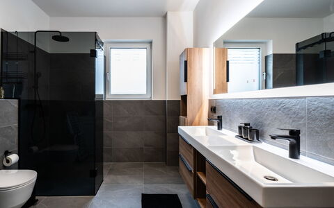 Family Nest Goldeck & See: Diseño De Interiores, Piso, Baño, Arreglo De Tubería, Suelo, Pared, Espejo, Lavabo, Lavabo Del Baño, Mueble De Baño