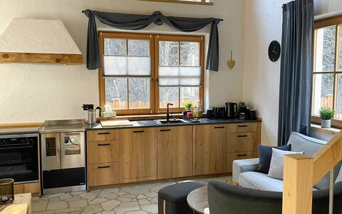 Chalet Auszeit: Mueble, Diseño De Interiores, Cocina, Piso, Madera, Mostrador, Gabinetes, Suelo, Silla, Aparato De Cocina