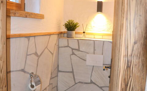 Chalet Auszeit: Pared, Piso, Suelo, Diseño De Interiores, Loseta, Arreglo De Tubería, Baño, Material Natural, Plomería, Manchas De Madera