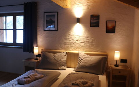 Chalet Auszeit: Mueble, Cama, Diseño De Interiores, Habitación, Pared, Piso, Sábana, Suelo, Madera, Lecho