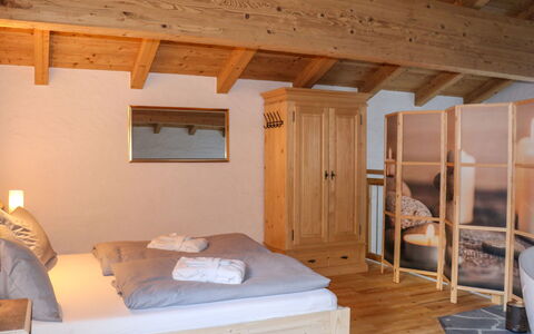 Chalet Auszeit: Mueble, Diseño De Interiores, Madera, Piso, Habitación, Suelo, Cama, Techo, Habitación, Encendiendo