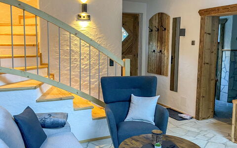 Chalet Auszeit: Mueble, Diseño De Interiores, Piso, Pared, Madera, Suelo, Sala, Habitación, Sofá, Encendiendo