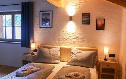 Chalet Auszeit: Mueble, Diseño De Interiores, Cama, Habitación, Pared, Madera, Sábana, Piso, Suelo, Habitación