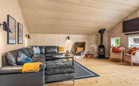 Sissa - 700M from the Sea: Madera, Diseño De Interiores, Mueble, Piso, Techo, Casa, Sala, Suelo, Suelos De Madera, Encendiendo