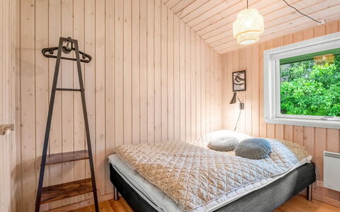 Sissa - 700M from the Sea: Habitación, Madera, Diseño De Interiores, Cama, Techo, Piso, Sábana, Suelo, Lecho, Mueble