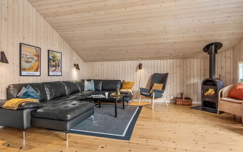 Sissa - 700M from the Sea: Madera, Piso, Suelos De Madera, Diseño De Interiores, Casa, Suelo, Mueble, Sala, Madera Dura, Techo