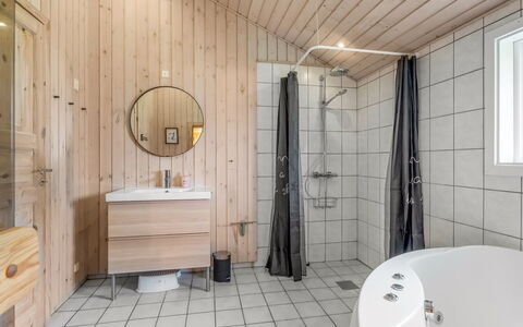 Sissa - 700M from the Sea: Piso, Arreglo De Tubería, Suelo, Diseño De Interiores, Madera, Techo, Baño, Lavabo, Grifo, Plomería