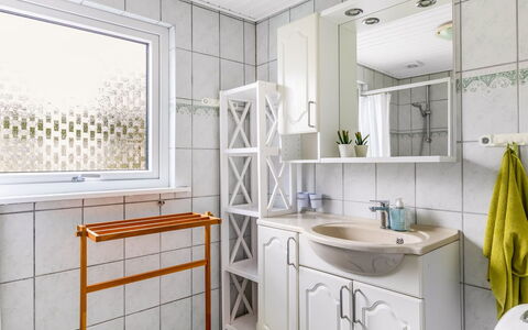 Eufemia - 250M from the Sea: Diseño De Interiores, Arreglo De Tubería, Lavabo, Piso, Lavabo Del Baño, Suelo, Grifo, Mueble De Baño, Plomería, Baño