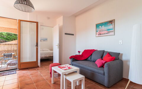 La Londe les Maures 71: Mueble, Madera, Piso, Diseño De Interiores, Suelo, Habitación, Departamento, Manchas De Madera, Silla, Sala