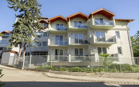 Holiday Club 3: Barrio Residencial, Fachada, By, Barrio, Casa, Casa, Departamento, Diseño Urbano, Balcón, Uso Mixto