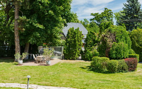 Holiday Club 3: Árbol, Verde, Hierba, Hoja, Jardín, Arbusto, Paisaje, Césped, Cobertura Del Suelo