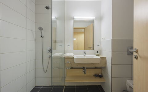 Holiday Club 3: Baño, Pared, Piso, Diseño De Interiores, Suelo, Arreglo De Tubería, Techo, Grifo, Plomería, Lavabo Del Baño