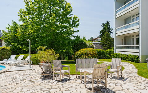 Holiday Club 3: Jardín, Sombra, Yarda, Mueble Para Exteriores, Paisajismo, Césped, Recurso, Villa, Patio Interior