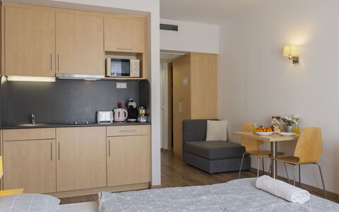 Holiday Club 3: Mueble, Diseño De Interiores, Pared, Cama, Habitación, Suelo, Madera, Piso, Habitación, Textil