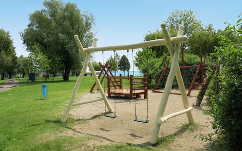 Holiday Club 3: Equipo De Juego Exterior, Espacio Publico, Columpio, Recreación, Patio De Recreo, Parque, Tolva, Ocio, Tobogán, Jardín