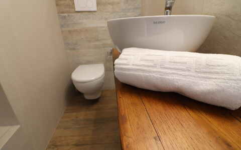 Sveva: Piso, Suelo, Madera, Baño, Diseño De Interiores, Arreglo De Tubería, Loseta, Plomería, Habitación, Suelos De Madera