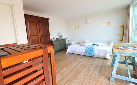 Sveva: Mueble, Piso, Suelo, Madera, Diseño De Interiores, Cama, Suelos De Madera, Habitación, Encendiendo, Habitación