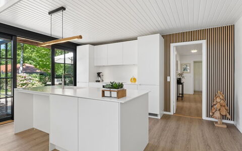 Daren - 235M from the Sea: Cocina, Mostrador, Diseño De Interiores, Piso, Madera, Mueble, Techo, Suelo, Aparato De Cocina, Suelos De Madera