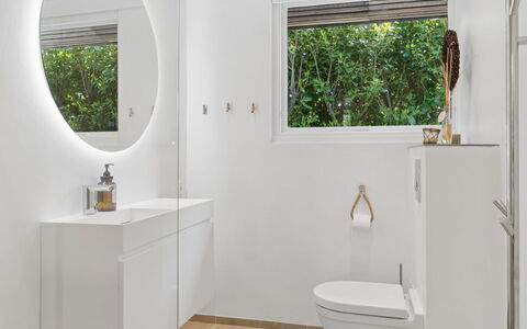 Daren - 235M from the Sea: Piso, Suelo, Diseño De Interiores, Baño, Arreglo De Tubería, Baño, Mueble De Baño, Plomería, Lavabo, Grifo