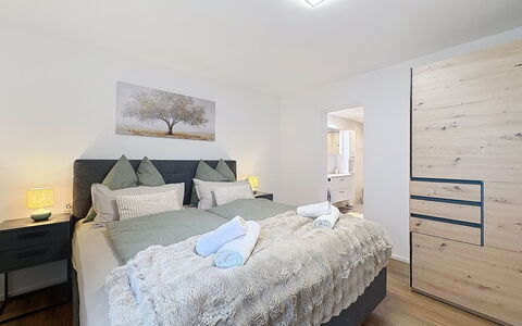 Jäger Suite: Mueble, Diseño De Interiores, Cama, Piso, Suelo, Habitación, Techo, Madera, Habitación, Sábana