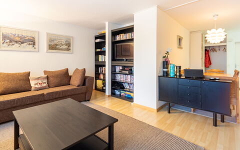 Cristallina A2: Mueble, Diseño De Interiores, Sofá, Piso, Pared, Suelo, Madera, Estantería, Habitación, Sala