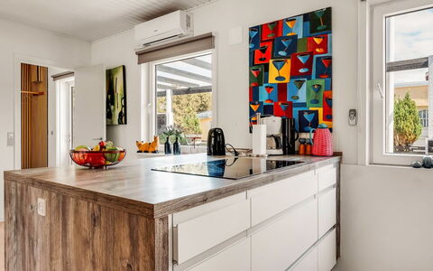 Heloise - 900M from the Sea: Cocina, Mostrador, Aparato De Cocina, Diseño De Interiores, Piso, Electrodoméstico, Mueble, Gabinetes, Madera, Suelo