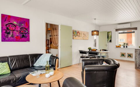 Heloise - 900M from the Sea: Diseño De Interiores, Mueble, Pared, Sofá, Piso, Suelo, Madera, Techo, Sala, Habitación