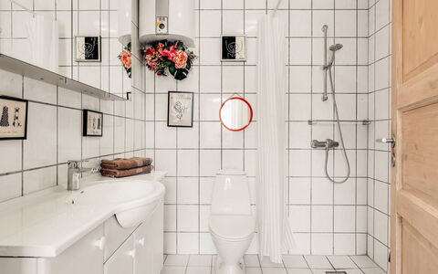 Heloise - 900M from the Sea: Baño, Arreglo De Tubería, Diseño De Interiores, Piso, Lavabo, Suelo, Plomería, Lavabo Del Baño, Grifo, Loseta