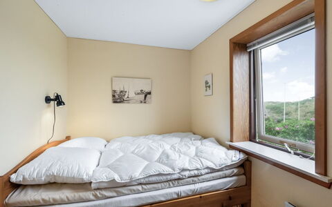 Nyyrikki - 350M from the Sea: Cama, Habitación, Sábana, Madera, Lecho, Suelo, Diseño De Interiores, Piso, Mueble, Marco De La Cama