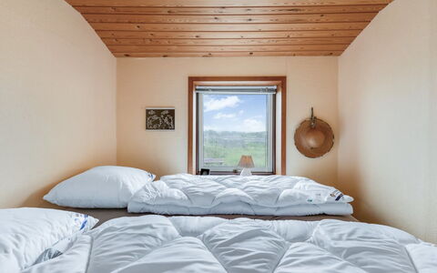 Nyyrikki - 350M from the Sea: Habitación, Sábana, Cama, Lecho, Madera, Linos, Diseño De Interiores, Marco De La Cama, Techo, Suelo