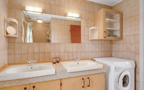 Nyyrikki - 350M from the Sea: Lavabo Del Baño, Lavabo, Arreglo De Tubería, Piso, Baño, Diseño De Interiores, Mueble De Baño, Suelo, Mostrador, Grifo