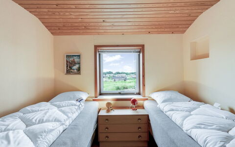 Nyyrikki - 350M from the Sea: Habitación, Cama, Sábana, Marco De La Cama, Lecho, Manchas De Madera, Madera Dura, La Luz Del Día