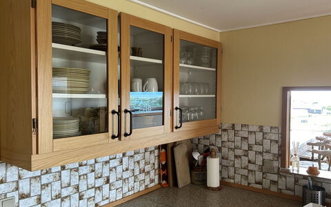 Nyyrikki - 350M from the Sea: Madera, Mueble, Estantería, Diseño De Interiores, Gabinetes, Estante, Piso, Alacena, Cocina, Habitación