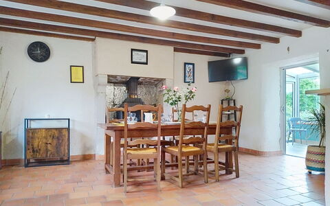 L'Ancienne Ferme: Mueble, Diseño De Interiores, Piso, Madera, Mesa, Techo, Silla, Suelo, Habitación, Comedor
