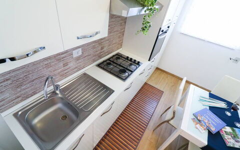 Casa Aurora a Otranto: Cocina, Mostrador, Fregadero, Electrodoméstico, Aparato De Cocina, Piso, Madera, Lavabo, Arreglo De Tubería, Diseño De Interiores
