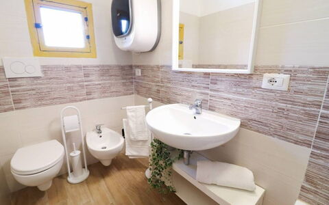Casa Aurora a Otranto: Piso, Asiento Del Baño, Suelo, Diseño De Interiores, Baño, Arreglo De Tubería, Baño, Plomería, Loseta, Lavabo