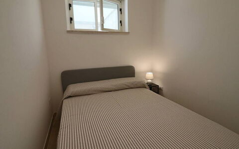 Nausica: Habitación, Cama, Suelo, Sábana, Mueble, Lecho, Diseño De Interiores, Piso, Marco De La Cama, Linos