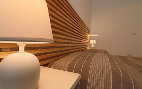 Nausica: Madera, Mueble, Habitación, Diseño De Interiores, Cama, Encendiendo, Pantalla De Lámpara, Linos, Sábana, Lecho