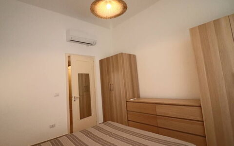 Nausica: Cama, Mueble, Diseño De Interiores, Habitación, Madera, Piso, Suelo, Habitación, Lecho, Sábana