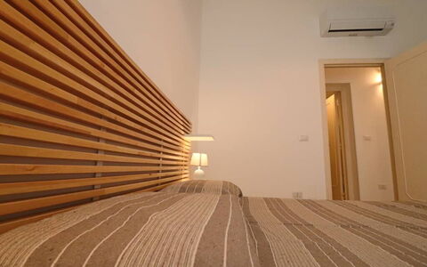 Nausica: Madera, Diseño De Interiores, Cama, Habitación, Mueble, Textil, Suelo, Sábana, Encendiendo, Lecho