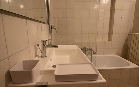 Nausica: Arreglo De Tubería, Lavabo Del Baño, Lavabo, Baño, Grifo, Piso, Diseño De Interiores, Suelo, Plomería, Habitación