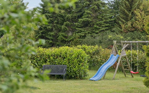 Arise - 1.5Km from the Sea: Hierba, Arbusto, Jardín, Recreación, Ocio, Equipo De Juego Exterior, Sombra, Césped, Tobogán
