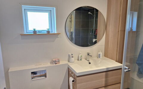 Arise - 1.5Km from the Sea: Piso, Madera, Suelo, Diseño De Interiores, Mueble De Baño, Lavabo Del Baño, Arreglo De Tubería, Lavabo, Espejo, Plomería